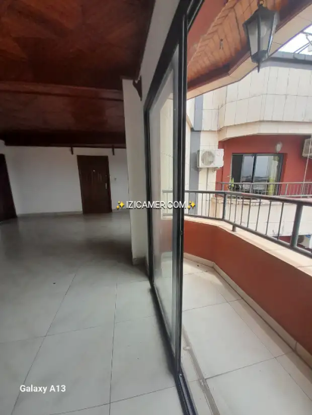 Jolie et géant appartement avec standing à louer à akwa trois chambres trois douches usage habita | IZICAMER