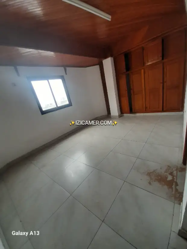 Jolie et géant appartement avec standing à louer à akwa trois chambres trois douches usage habita | IZICAMER