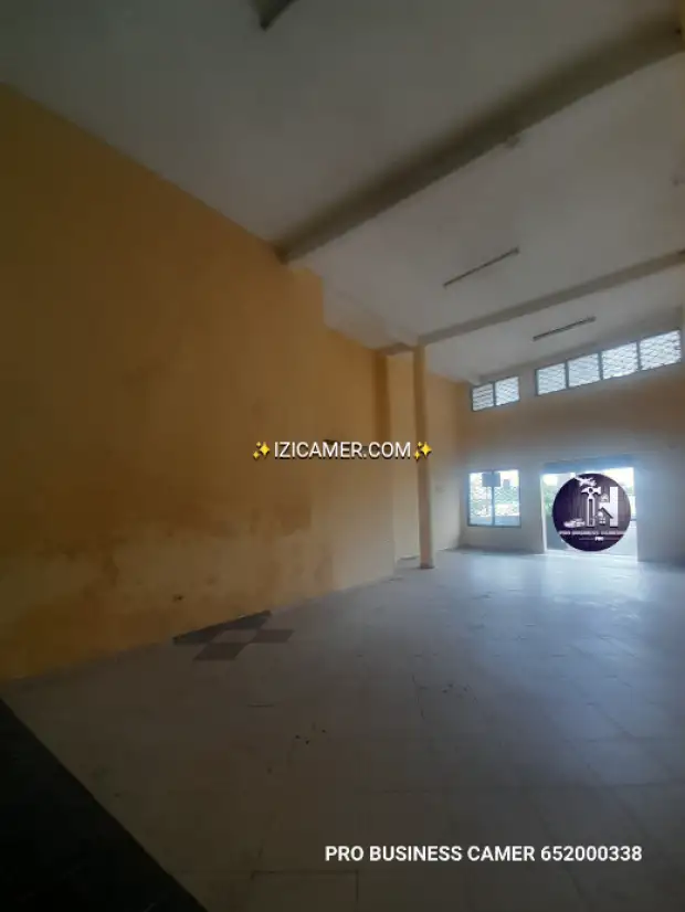 Vaste magasin à louer  bonamoussadi axe principal