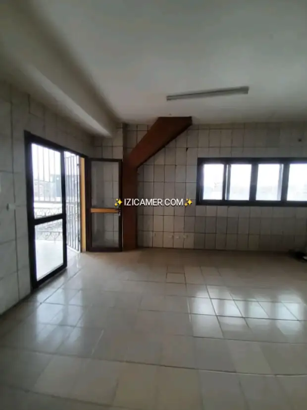 Bureau à louer à akwa bien situé open space | IZICAMER