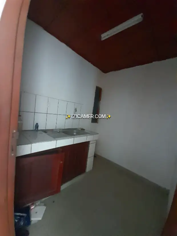 Studio moderne a louer à akwa 4pieces à usage bureau ou habitation | IZICAMER