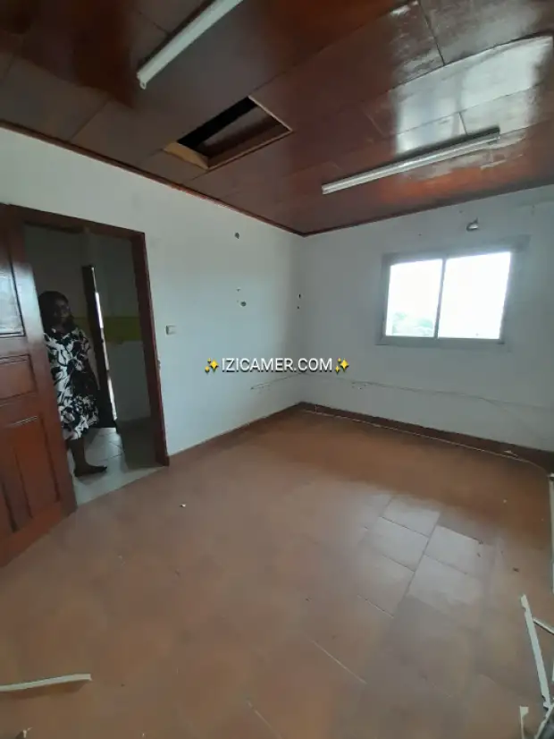 Bureau à louer à akwa bien situé axe principal | IZICAMER