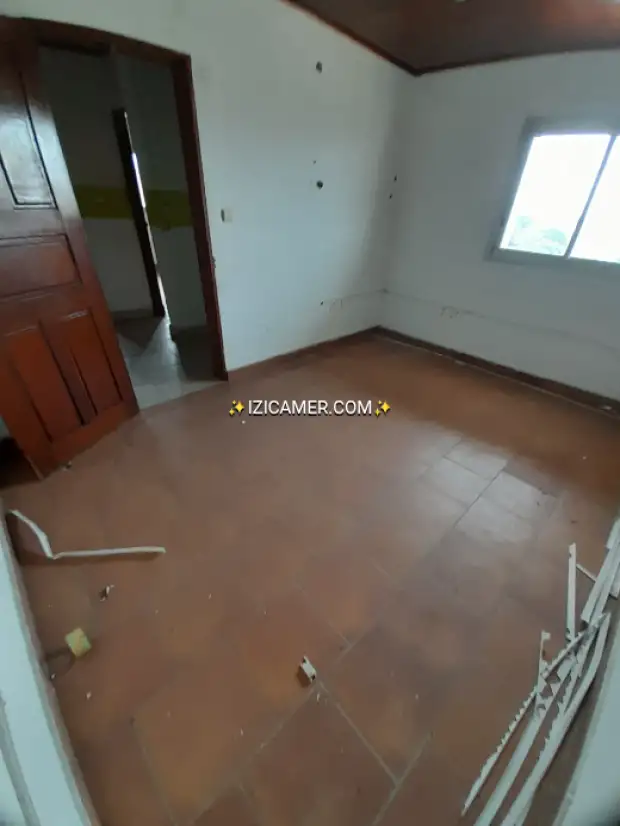 Bureau à louer à akwa bien situé axe principal | IZICAMER