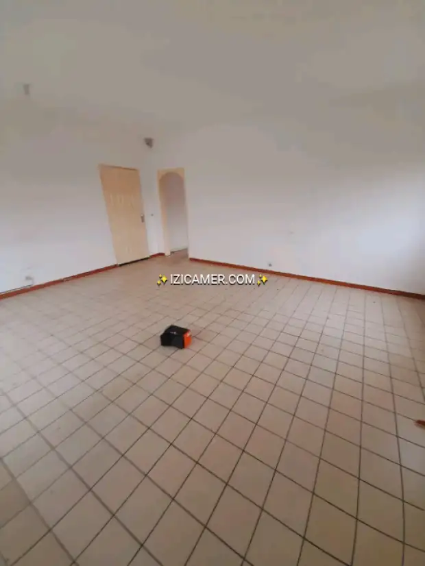 Open space à louer à akwa bien situé | IZICAMER