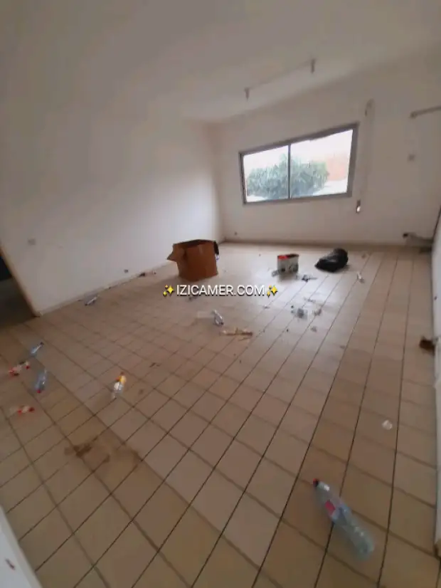 Open space à louer à akwa bien situé | IZICAMER