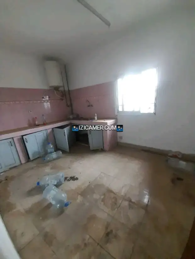 Apparemment à louer à bonamoussadi à usage habitation ou bureau bien situé sur le goudron