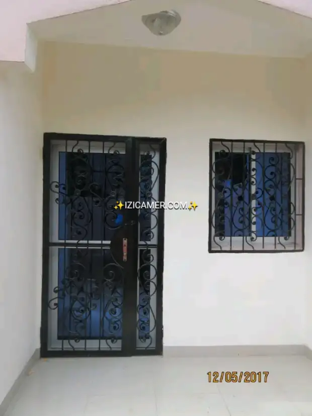 Appartement staffe a louer a l immeuble proche goudron a un taxi de la ville CCC/Chinamall/Ndokoti