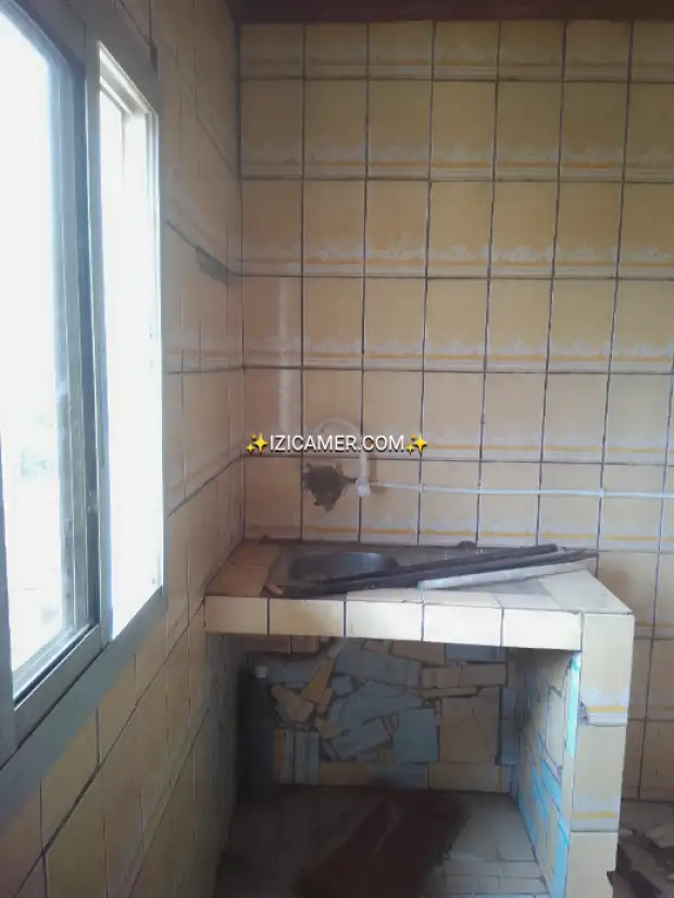 Vaste chambre staffé balcon personnel a louer a Ndogbong | IZICAMER