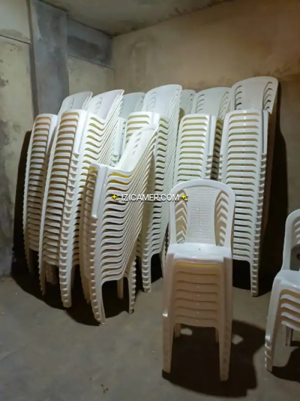 Chaises de plastique
