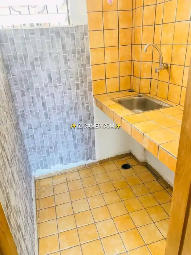 Bonamoussadi Chambre moderne bon standing à louer: Grande Chambre, cuisine avec plan de travail et | IZICAMER
