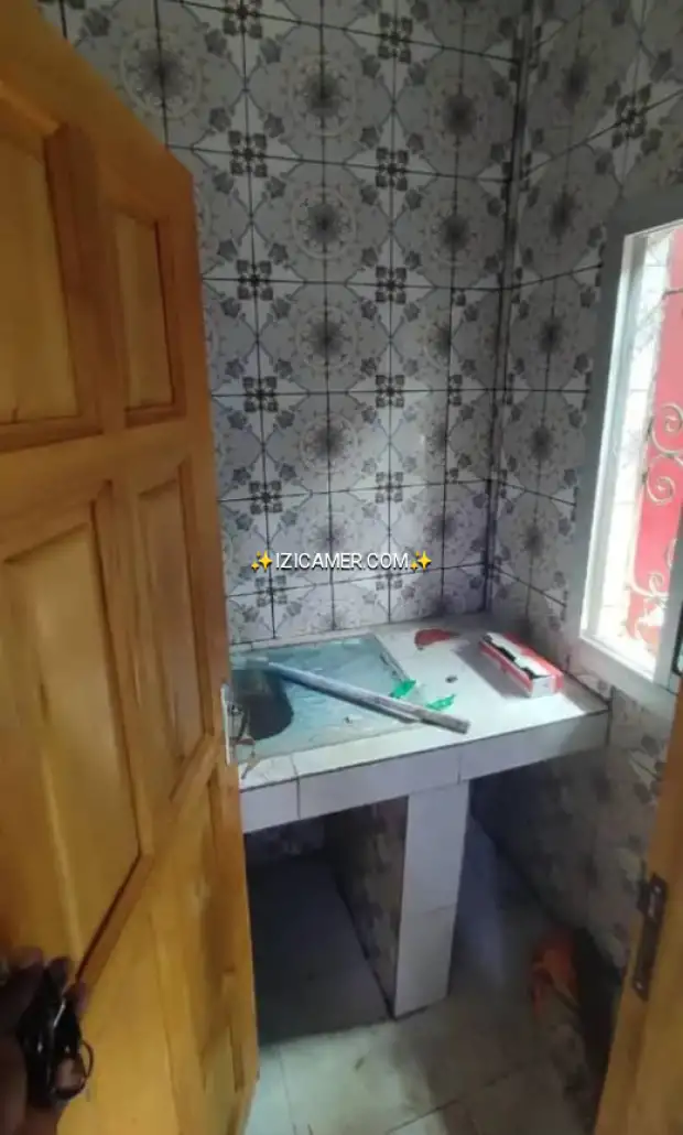 PK 8  Belle chambre moderne à louer: Chambre, cuisine avec plan de travail et douche dans dans une | IZICAMER