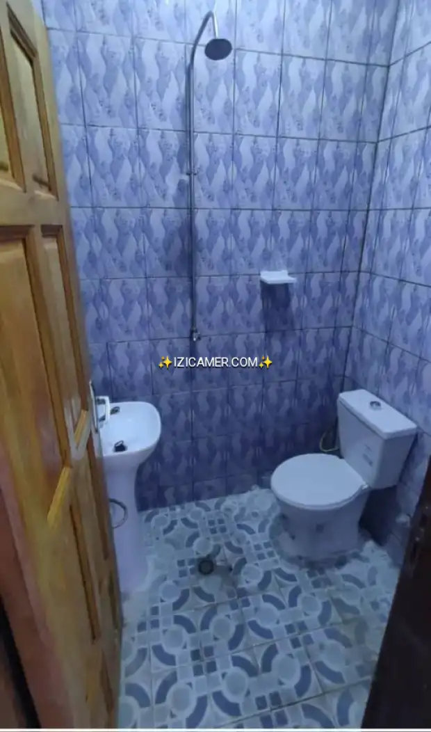 PK 8  Belle chambre moderne à louer: Chambre, cuisine avec plan de travail et douche dans dans une | IZICAMER