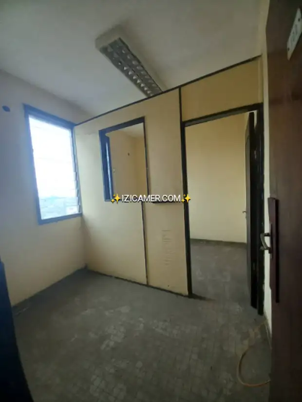 Bureau à louer à akwa modulé en deux pièces 60000f Tel 657811632