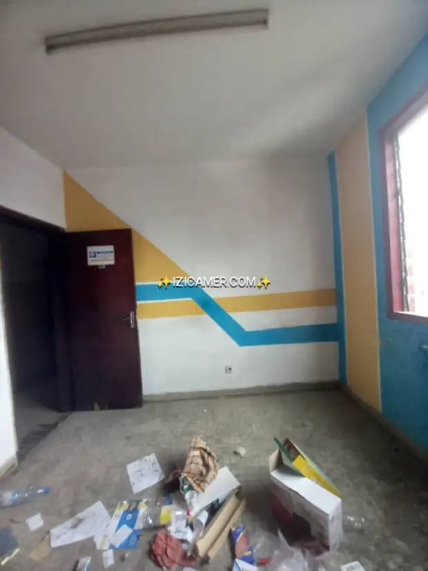 Bureau à louer toujours à akwa 60000/mois tél 657811632