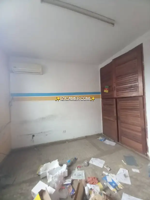 Bureau à louer toujours à akwa 60000/mois tél 657811632 | IZICAMER