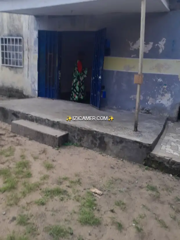 Boutique à louer bonabéri ancienne route sur un axe principal avec véranda 100 mil négociable av