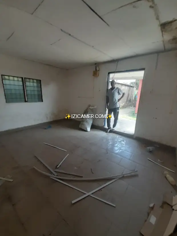 Boutique à louer bonabéri ancienne route sur un axe principal avec véranda 100 mil négociable av | IZICAMER