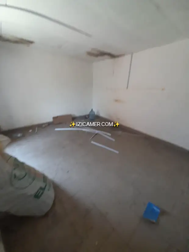 Boutique à louer bonabéri ancienne route sur un axe principal avec véranda 100 mil négociable av | IZICAMER