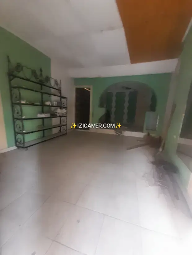 Grand local commercial à louer à akwa avec douche moderne bien situé à akwa 250000 657811632 htt | IZICAMER
