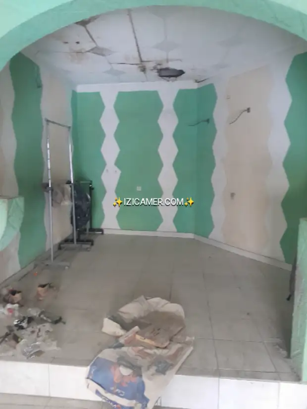 Grand local commercial à louer à akwa avec douche moderne bien situé à akwa 250000 657811632 htt | IZICAMER