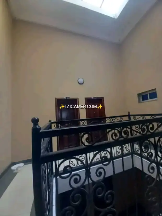 Jolie chambre moderne haute standing avec balcon privée parking gardien prix 60000x10+2mois de caut