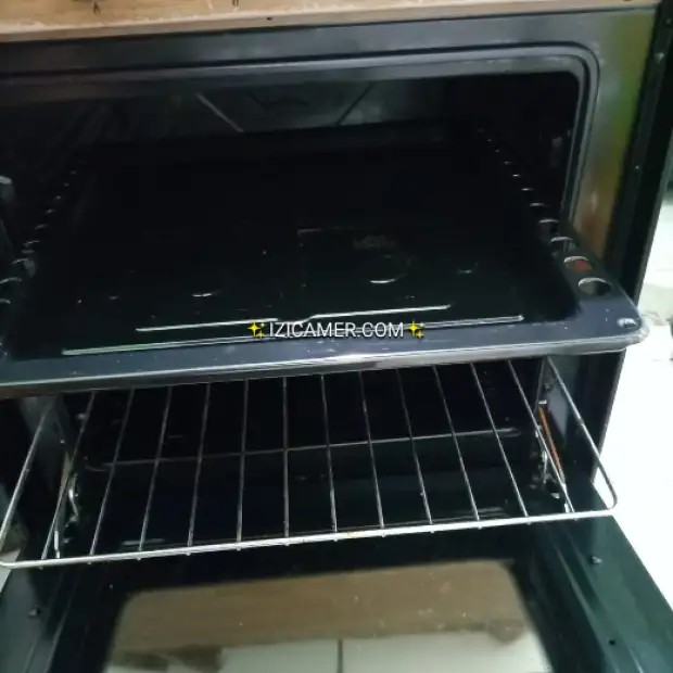 Cuisinière de marque Midea avec four