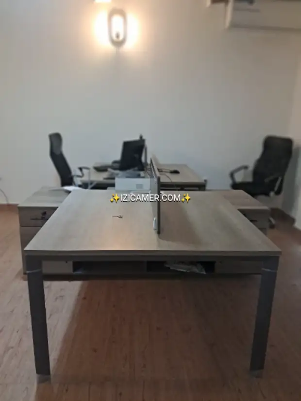 Vente de meuble de bureau occasion. Lot de 5 bureaux, une Salle de  meubles et 4meubles de rangement | IZICAMER