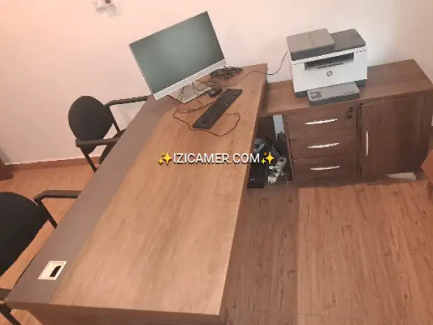 Vente de meuble de bureau occasion. Lot de 5 bureaux, une Salle de  meubles et 4meubles de rangement | IZICAMER