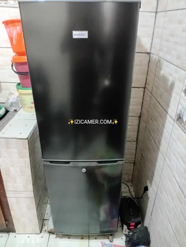 Frigo de marque fiabtec en vente avec son régulateur de tension. Etat:10/10