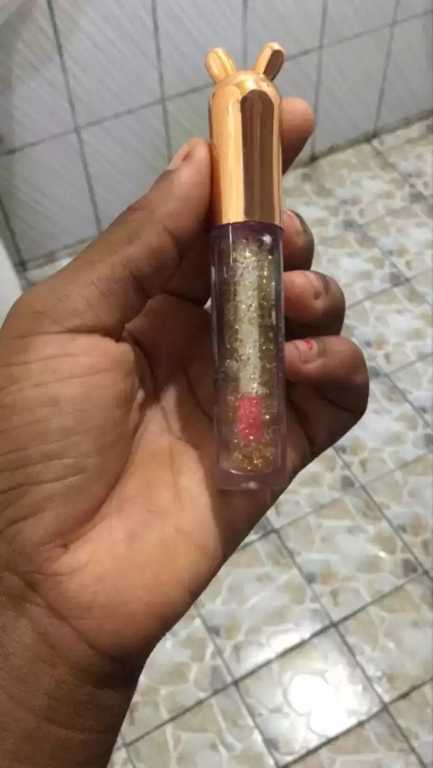 Brillant à lèvres pour des lèvres pulpeuses
