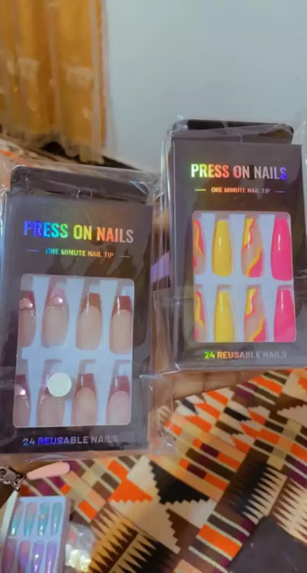 Ongles réutilisables viennent avec la colle et la lime