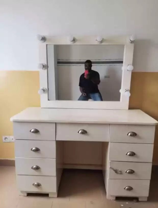 Coiffeuse et son présentoir.