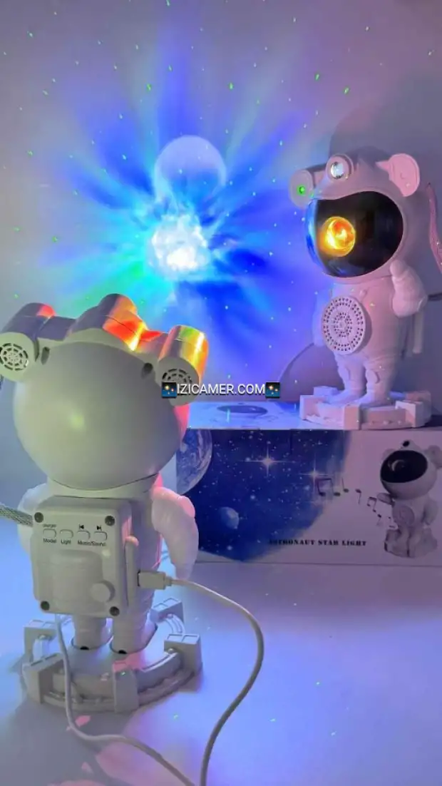 Astronaute projecteur d'un ciel étoilé