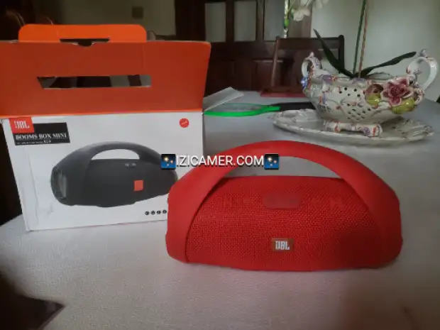 Jbl boombox mini .