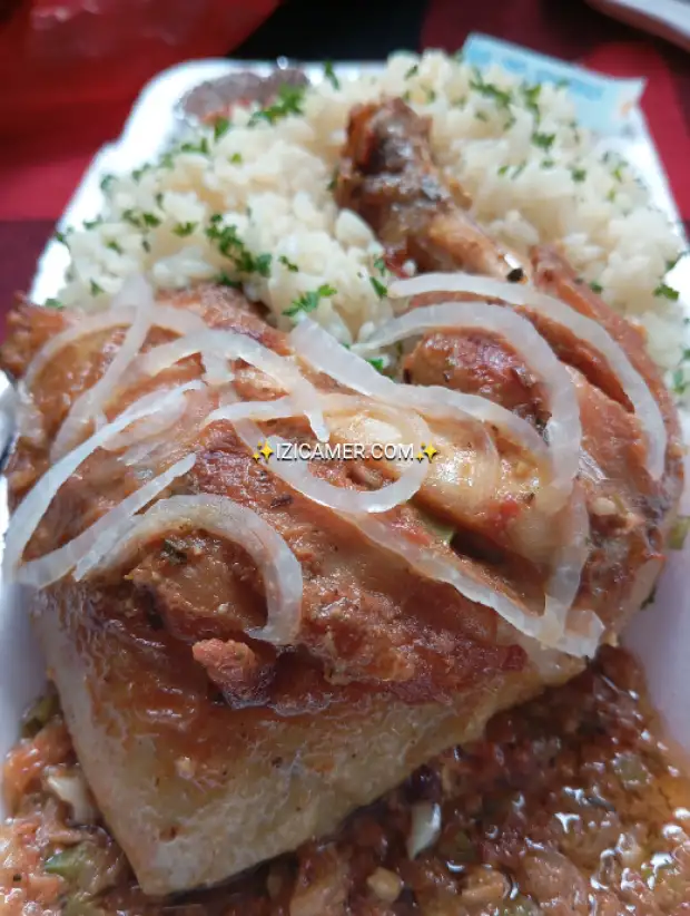 Le Poulet rôti le plus délicieux de Douala vous fera craquer. Accompagner de ses complices riz ...