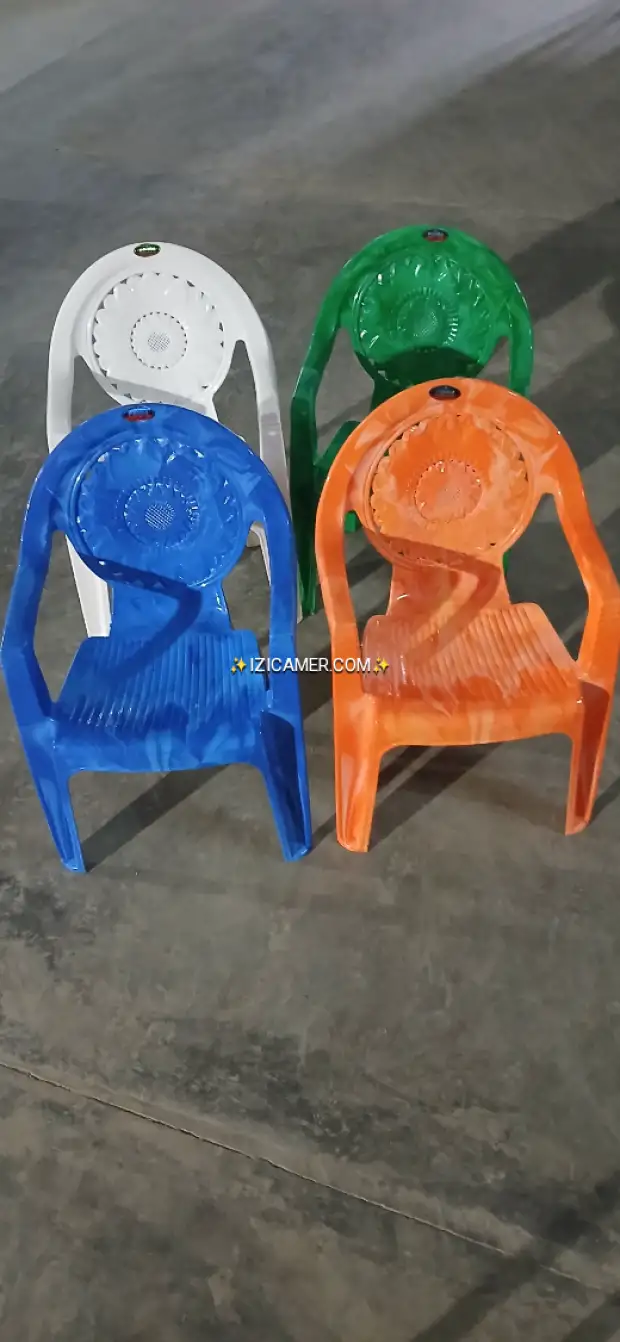 Chaises en Plastique Colorées