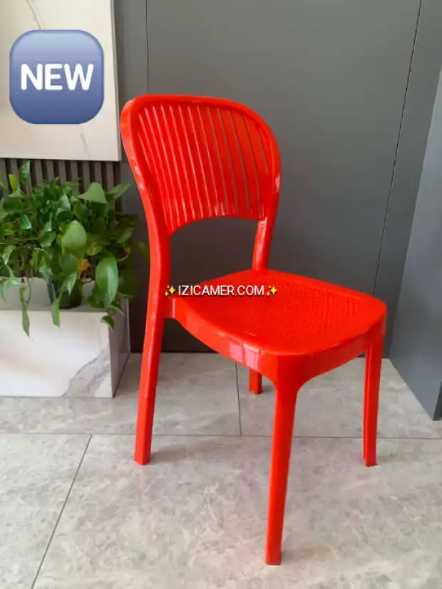 Chaise en Plastique – État Neuf
