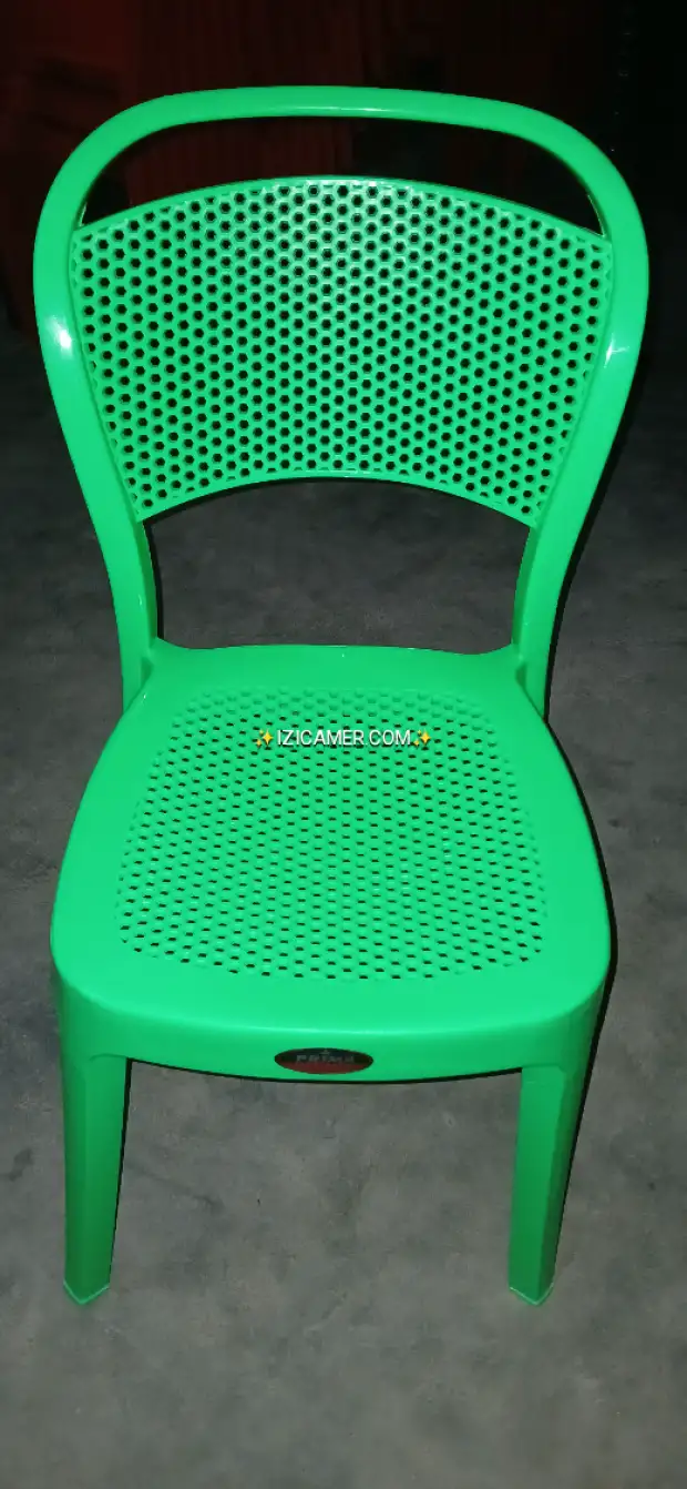 Chaise en Plastique – État Neuf | IZICAMER